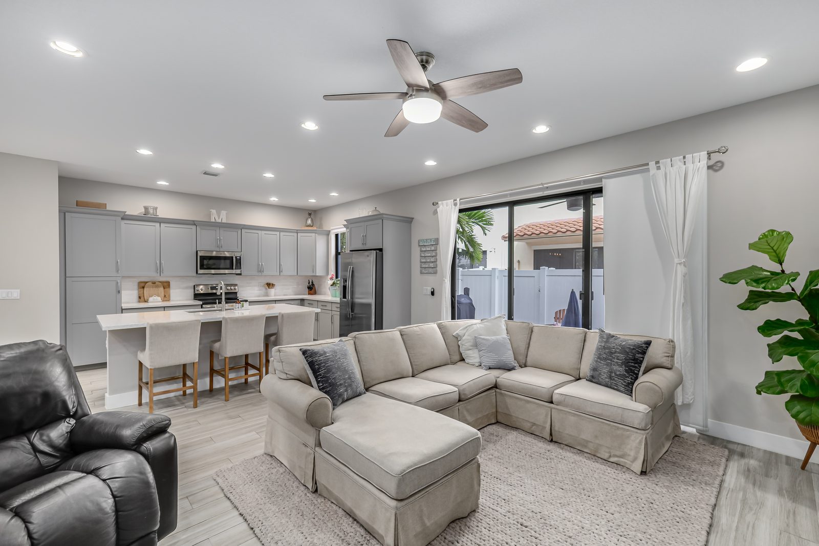 Sala amplia y luminosa en una casa del sur de la Florida