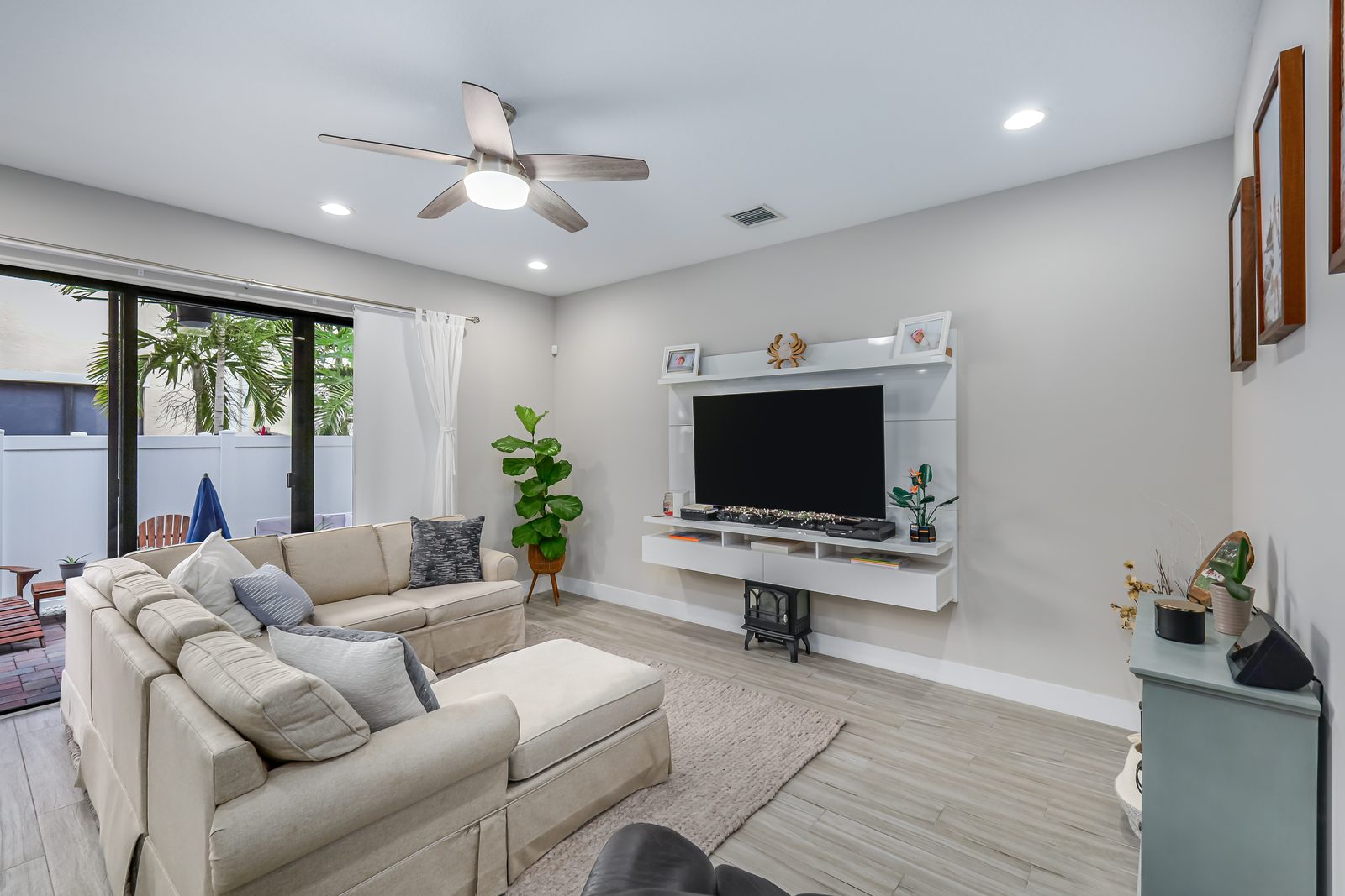 Lakefront homes and palm trees in Miramar, Florida