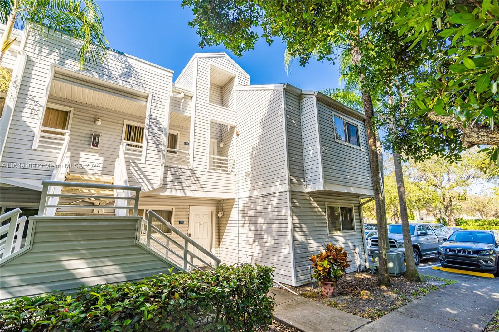 3461 NW 44th St # 106