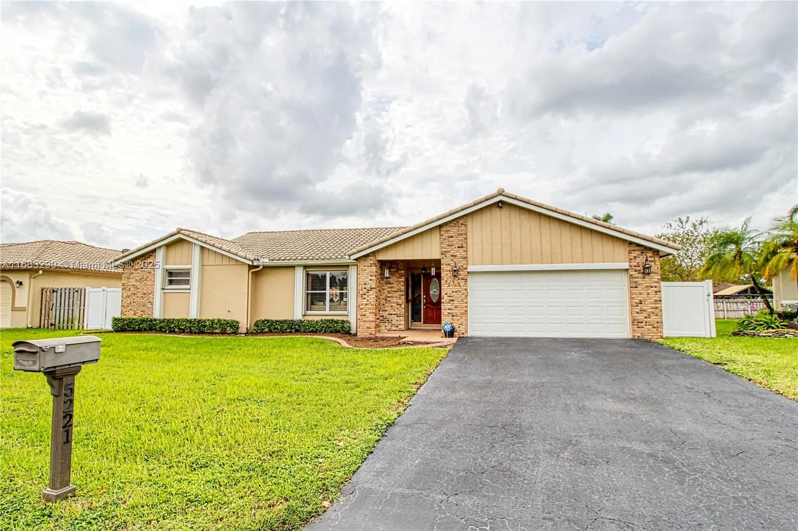 5221 King Arthur Ave, Davie
